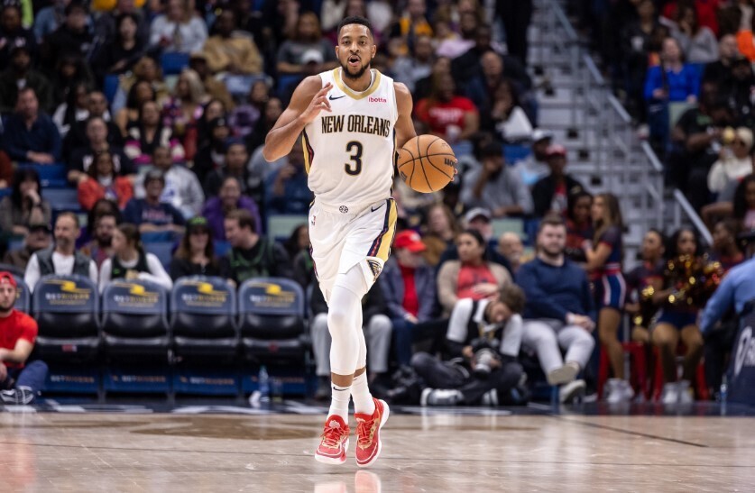 NBA最前线：麦科勒姆争抢球权，为鹈鹕带来胜利