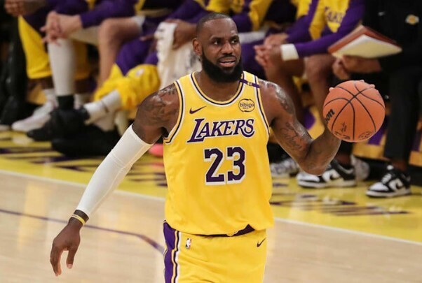 NBA最前线：詹姆斯创下NBA历史上第22赛季球员的单场最高得分纪录