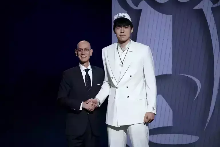 杨瀚森在选秀大会上被选中