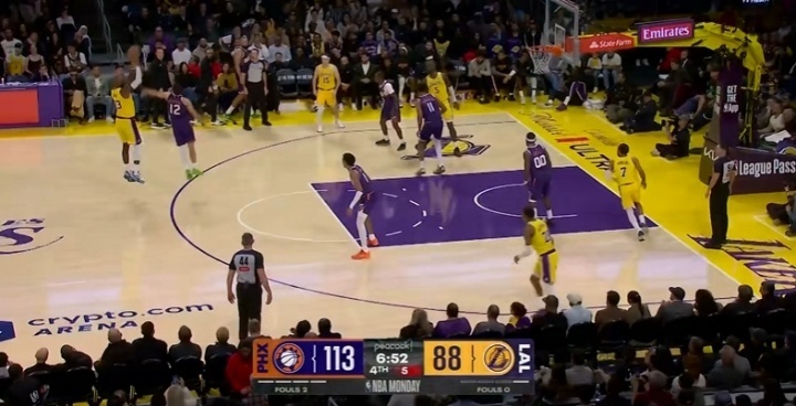 詹姆斯命中三分得分刚好上双