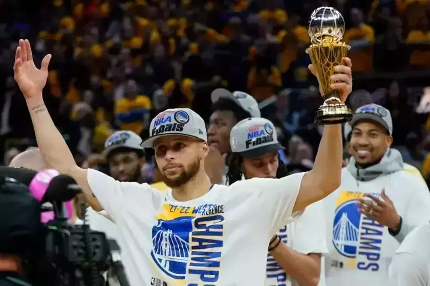 NBA勇士队四年三冠分别是哪年