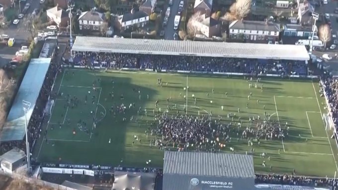 球迷冲进球场庆祝