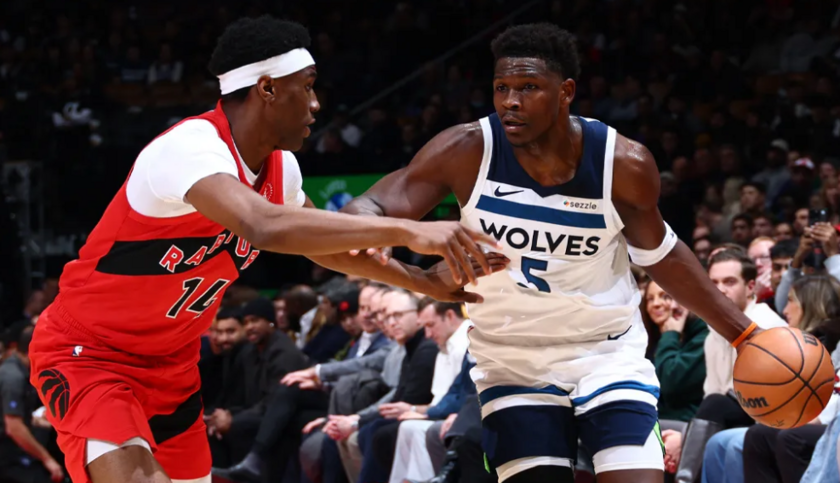 爱德华兹此役砍下30分8篮板5助攻3抢断