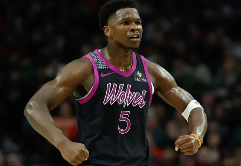 此役爱德华兹砍下34分4篮板4助攻