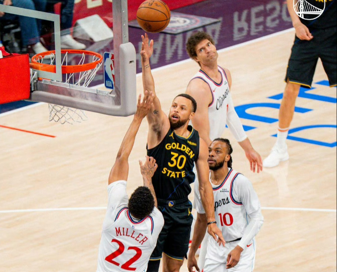 收官战库里面对快船砍下24分6篮板