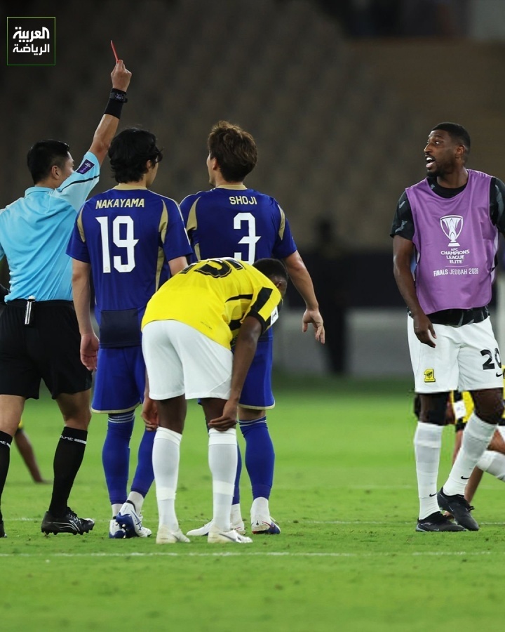 马宁向吉达联合球员出示红牌