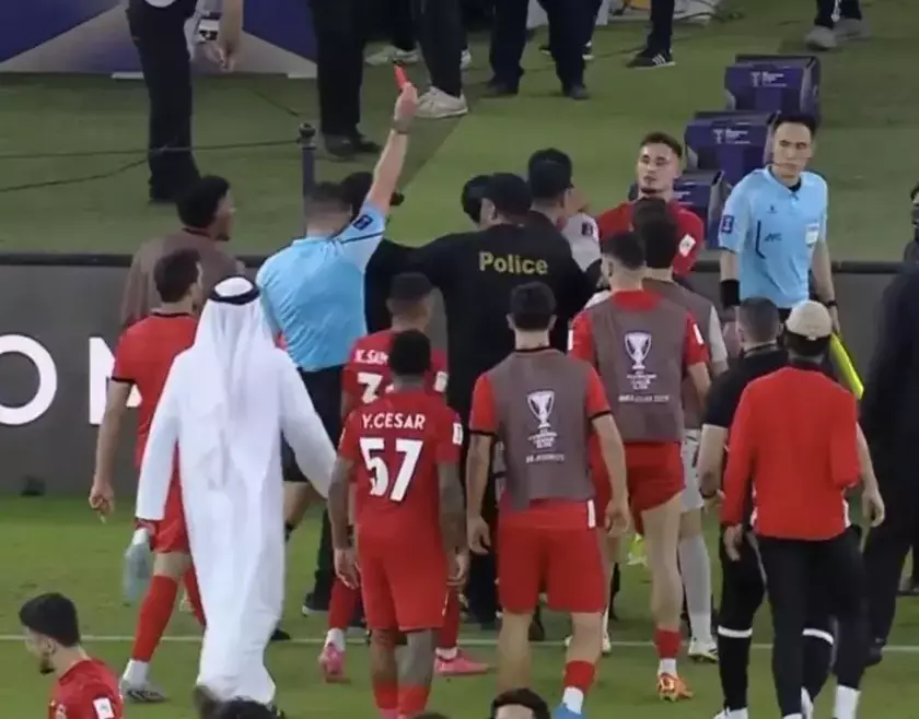 肖恩·埃文斯被迪拜国民球员围攻