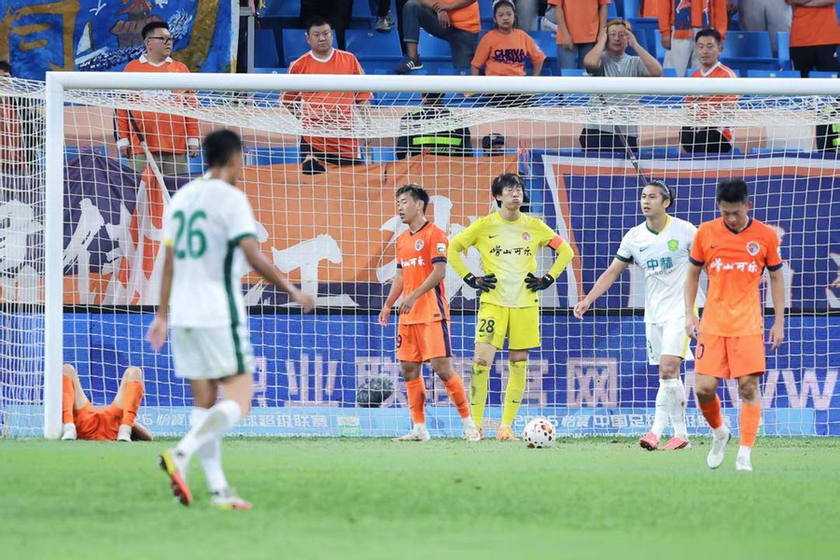 丢球后门将牟鹏飞叉腰，众将神情无奈