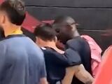 梅西赛后与登贝莱勾肩搭背，与前巴黎队友谈笑风生