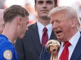 美国总统亲自颁奖！里斯-詹姆斯捧起世俱杯冠军奖杯