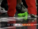 谁的“男友”掉地上了？WNBA赛场替补席惊现成人玩具