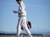 粉色书包出征！杨瀚森明日NBA首秀，直面勇士检验成色