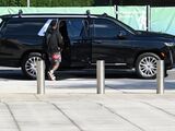 罗齐尔今天戴着手铐、脚镣出庭，并身穿黄蜂队连帽衫